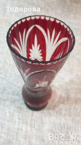 Ваза от червен кристал -Бохемия, снимка 5 - Антикварни и старинни предмети - 54088541