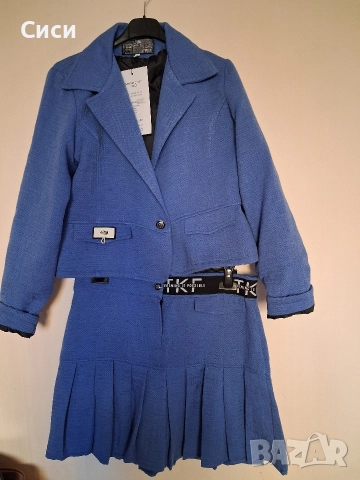 Спортно елегантен костюм с пола на плисета