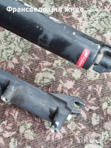 26 цола заключваща вилка за велосипед колело с монтаж чело 44 rock shox всичко работи , снимка 2 - Части за велосипеди - 53055475