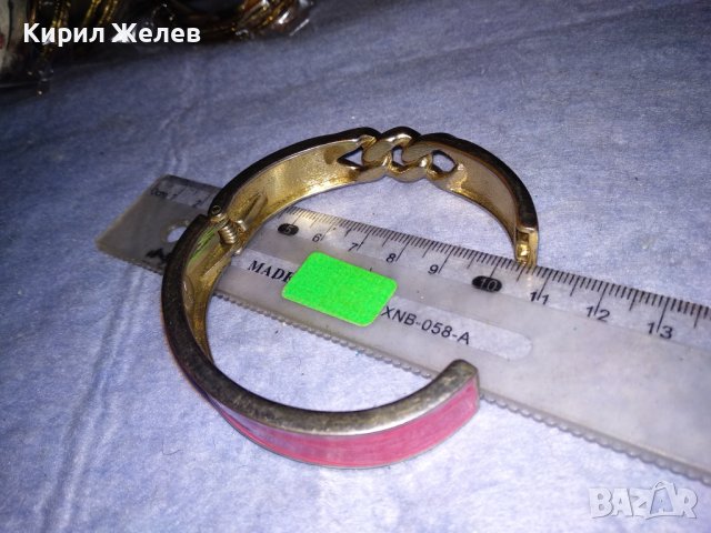 ШАРМАНТНА ЗЛАТИСТА МАРКОВА ФЕШЪН МОДЕЛ БРОНЗОВА ГРИВНА с РОЗОВ ЕМАЙЛ-ЛАК 37953, снимка 2 - Гривни - 40814197