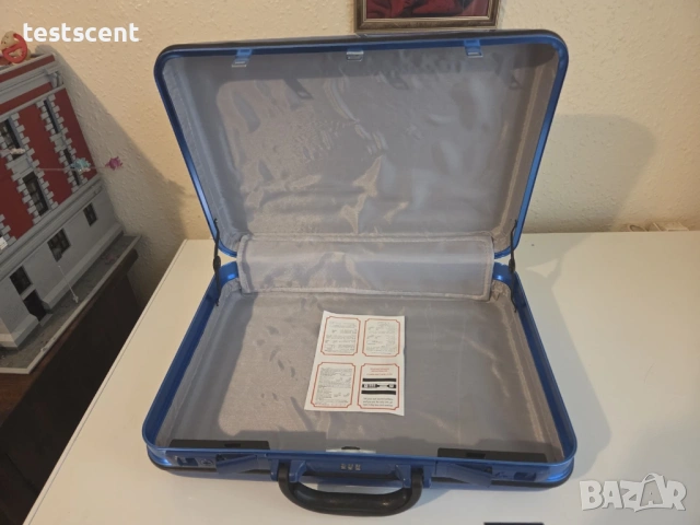 WWE Money In The Bank Briefcase куфар Blue син перфектен колекционерски Договорът в куфарче , снимка 2 - Фен артикули - 48671977