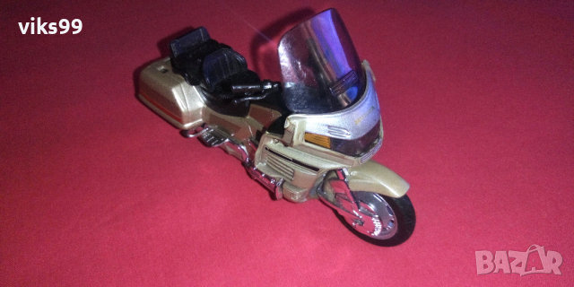 Mетален Мотор Honda Gold Wing Welly 1:18, снимка 6 - Колекции - 39592021