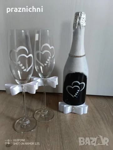 Сватбен комплект шампанско и чаши със сърца