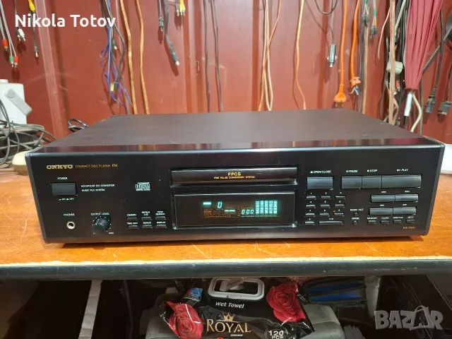 Продава се плеър Onkyo DX-7051. 