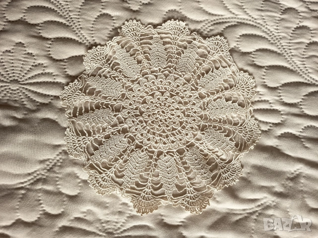 Битово каре ръчно бродирано на една кука Ф-22см