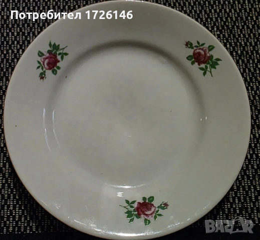 Порцеланова чиния на Изида с червен кант 