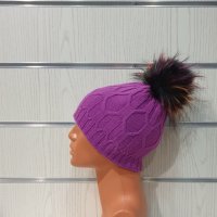 Нова зимна дамска лилава шапка с шарен помпон/пух, снимка 5 - Шапки - 35479434
