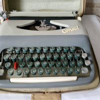 Стара пишеща машина CONSUL 232  - Made in Czechoslovakia - 1962 година, снимка 2 - Антикварни и старинни предмети - 35140849