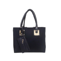 Луксозна дамска чанта от естествен кожа със златисти метални елементи в комплект с портмоне, снимка 4 - Чанти - 44746570