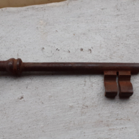 Огромен стар кован ключ от порта на възрожденска къща, снимка 4 - Антикварни и старинни предмети - 44621643