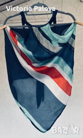 Интересен модел топ BENETTON коприна, вискоза, снимка 12 - Корсети, бюстиета, топове - 50181290