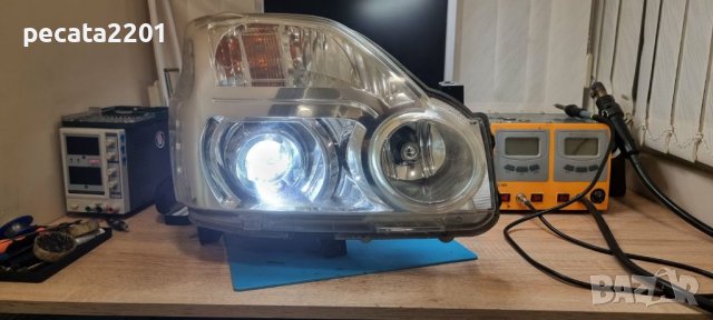 Продавам - оригинален десен ксенонов фар за Нисан Екстрейл 2007-2010 г.