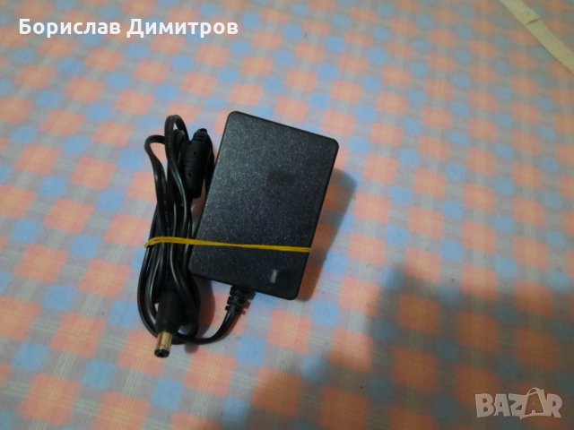 Продавам захранващ адаптер 12 V, 2 A, снимка 1 - Кабели и адаптери - 35457107