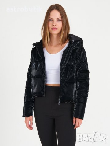 Късо ватирано яке с метален ефект-намаление!