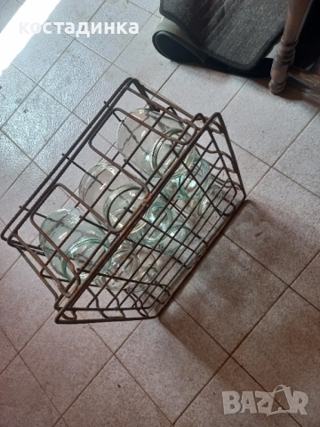 Метални каси с буркани.