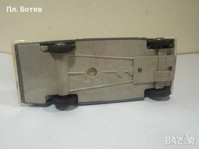 Стара пластмасова количка Волга, снимка 10 - Антикварни и старинни предмети - 51406138