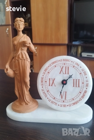 Часовник със статуетка