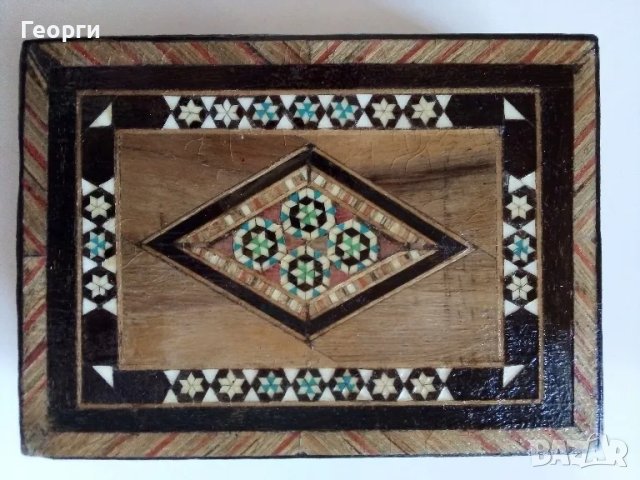 Старинна дървена кутия