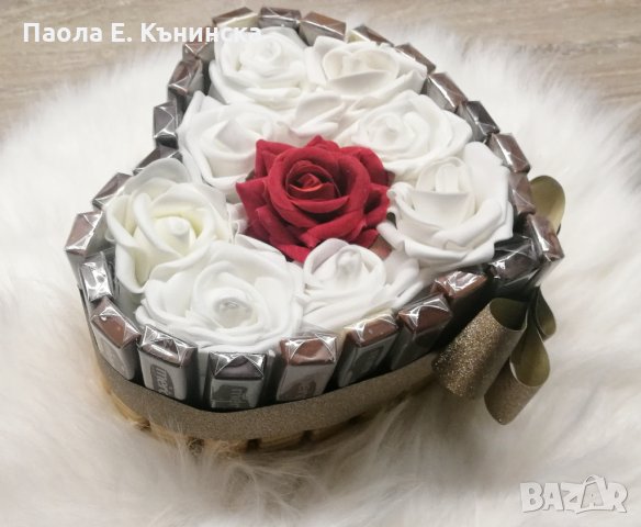 Сърце от шоколадови бонбони и вечни рози , снимка 2 - Романтични подаръци - 31869918