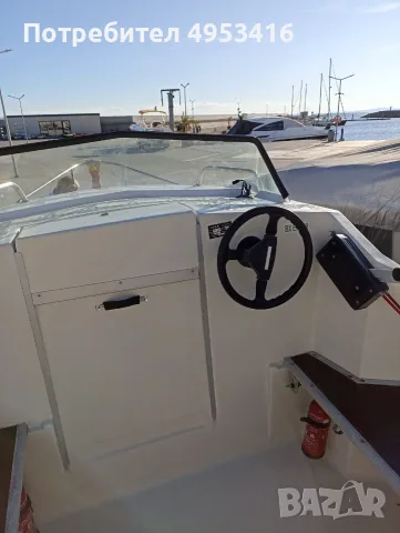 Моторна яхта EROS 430 с кабина за 4 души + Evinrude 9.8 к.с. + колесар, снимка 8 - Воден транспорт - 56137673
