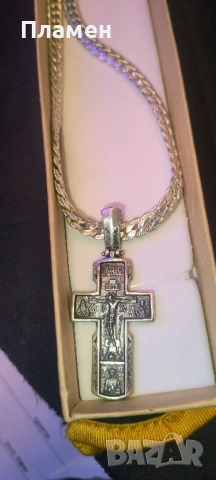 Сребърният синджир е с медальон или кръст