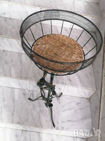 Красив метален цветарник висок 72 см., цена 100 лв