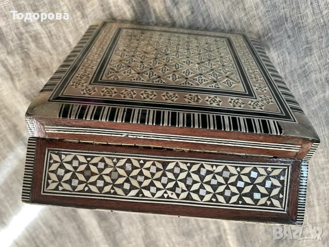 Кутия за бижута с изящна финна интарзия от екзотична дървесина и седеф., снимка 6 - Антикварни и старинни предмети - 56140865