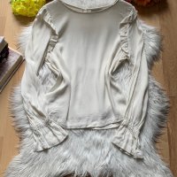 Бяла блуза, снимка 1 - Блузи с дълъг ръкав и пуловери - 36687361