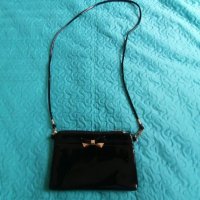 Hebrosa-малка  испанска черна лачена чантичка, снимка 1 - Чанти - 29777991