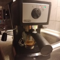 Кафе машина Делонги с ръкохватка с крема диск, работи отлично и прави хубаво кафе с каймак , снимка 3 - Кафемашини - 34947221