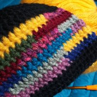 Пъстра топла плетена шапка за дами, снимка 1 - Шапки - 38874082