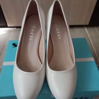 Дамски обувки-бели на ток/дебел ток, снимка 4 - Дамски обувки на ток - 38109954