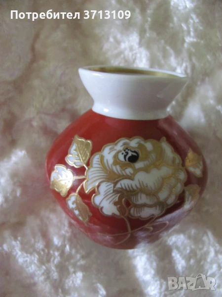 Порцеланова ваза, златен релеф, маркирана, снимка 1