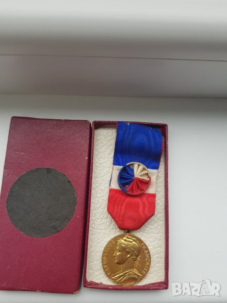 Почетен френски сребърен позлатен медал за труд с кутия, снимка 1
