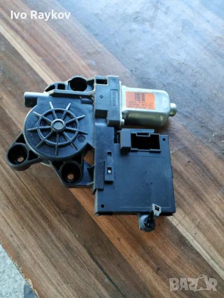 Моторче преден прозорец за VOLVO V50 ,  979040-100, снимка 1