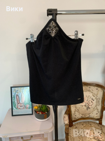 Дамски топ в размер L, но е подходящ и за М