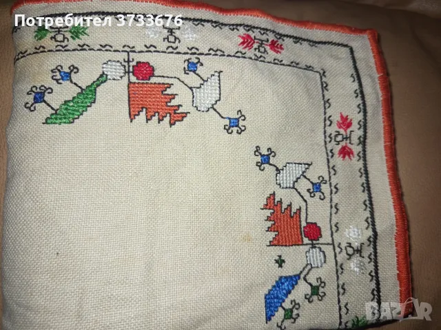 Бродирана декоративна покривка.Копринени конци върху лен.