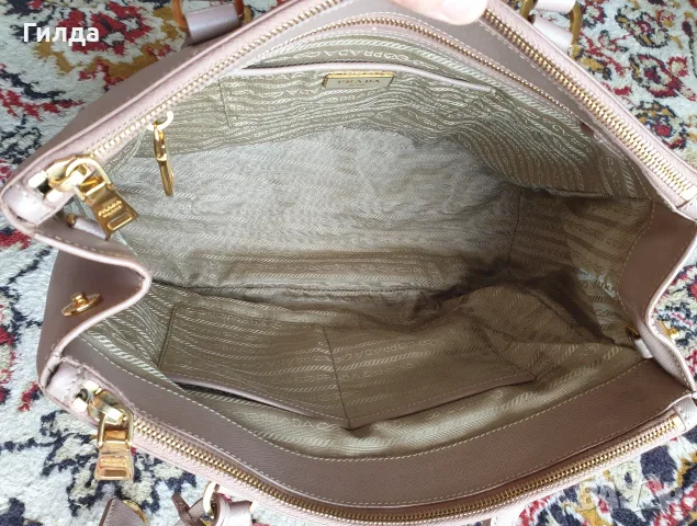 автентична чанта Prada, снимка 12 - Чанти - 56007497