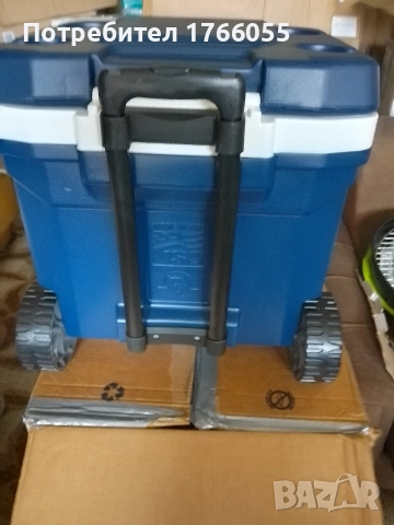 IGLOO Хладилна кутия MaxCold Latitude 62 Qt Roller Cooler, снимка 3 - Хладилни чанти - 52869765