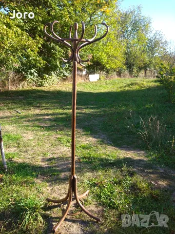 стари дървени закачалки