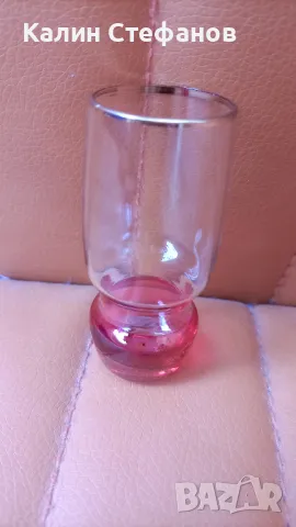 Ретро малки шотчета, калиево стъкло, червеникаво дъно, златен кант- 7 бр, снимка 4 - Антикварни и старинни предмети - 47945748