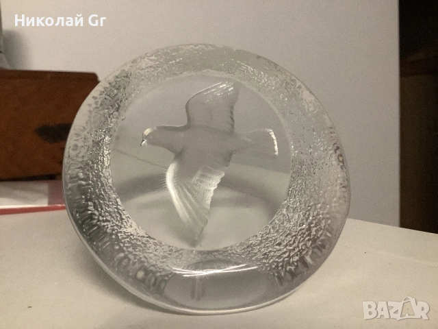 Преспапие кристал произведено в Швеция подпис Матса Йонассона “ Гълъб  на мира”