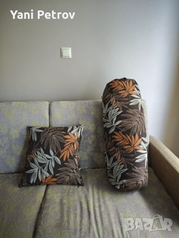 Продава декоративни възглавници и шалове за легла