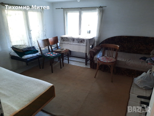 Продавам двуетажна къща с 2 гаража и допълнителни постройки, снимка 12 - Къщи - 51523131