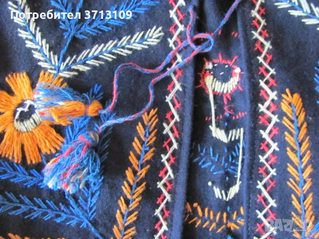 Вълнено елече за носия , ръчна бродерия, снимка 3 - Антикварни и старинни предмети - 48653552