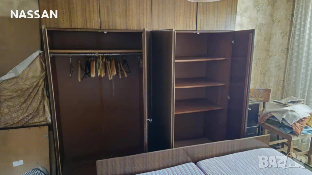 ПОДАРЯВАМ спалня, 2ракли, 2нощни шкафчета, гардероб, тоалетка с огледало, табуретка,2 матрака, снимка 3 - Спални и легла - 51042401