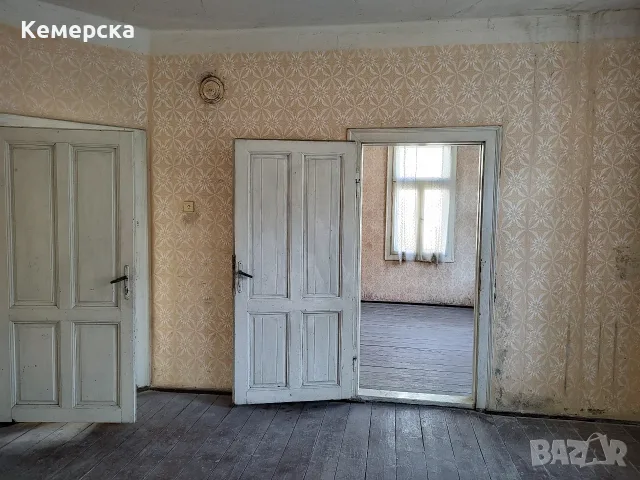 Продава едноетажна къща заедно с 2/3 ид.ч от двора в широк център, снимка 4 - Къщи - 55884742