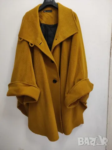 Емблематично палто от холандския дизайнер Edgar Vos. 