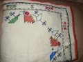 Бродирана декоративна покривка.Копринени конци върху лен., снимка 1
