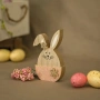Великденска дървена декоративна фигурка - зайче в яйце розови маргаритки 9x2.4x11.5 см_1233691, снимка 3